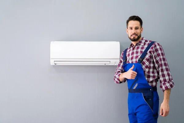 Glückliche Männliche Techniker Gestikulieren Daumen Hoch Der Nähe Von Klimaanlage — Stockfoto