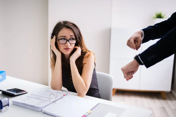 Angry Boss Wskazując Zegarek Nadgarstka Podczas Gdy Kolega Sprawdzanie Faktury — Zdjęcie stockowe