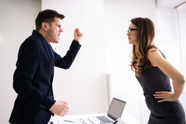 Vista Laterale Degli Uomini Affari Che Litigano Alla Scrivania Ufficio — Foto Stock