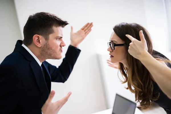 Vista Laterale Degli Uomini Affari Che Litigano Alla Scrivania Ufficio — Foto Stock