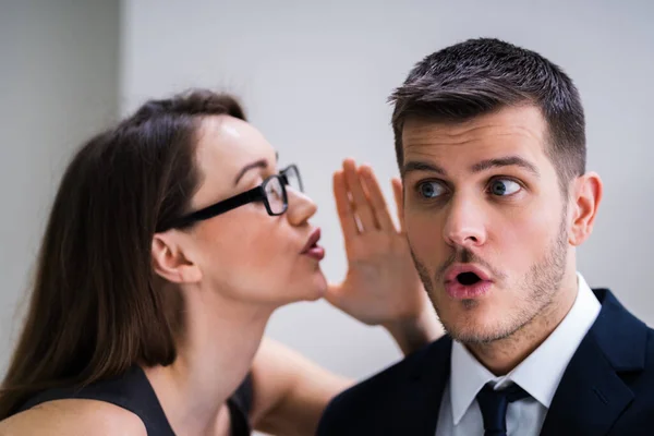 Retrato Mujer Feliz Susurrando Secreto Chisme Interesante Hombre Guapo Oído — Foto de Stock