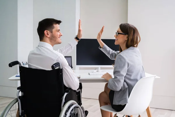 Gehandicapte Zakenman Geeft High Five Aan Zijn Lachende Vrouwelijke Partner — Stockfoto