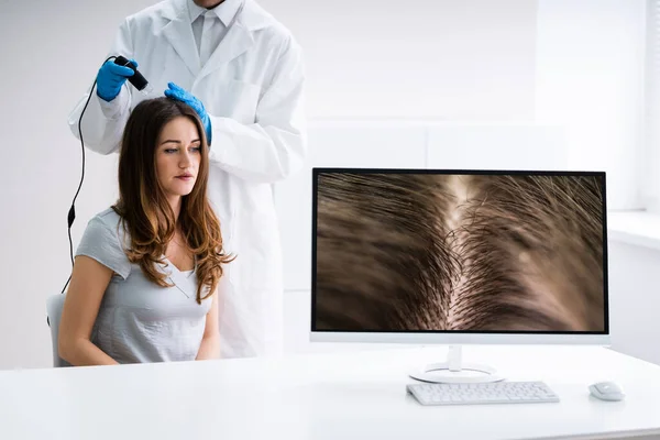 Close Dermatologista Usando Tricoscópio Para Tratamento Queda Cabelo Sua Clínica — Fotografia de Stock