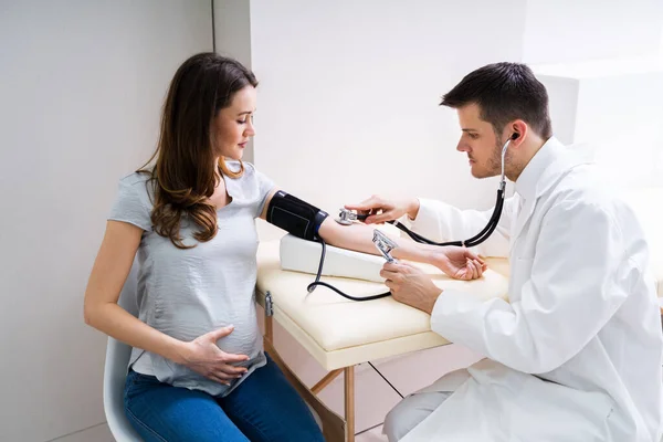 Médico Que Mede Pressão Arterial Mulher Grávida Clínica — Fotografia de Stock