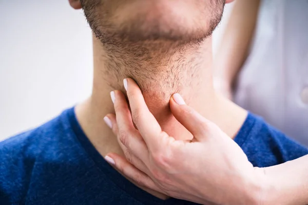 Närbild Läkares Hand Röra Halsen Manlig Patient Kliniken — Stockfoto