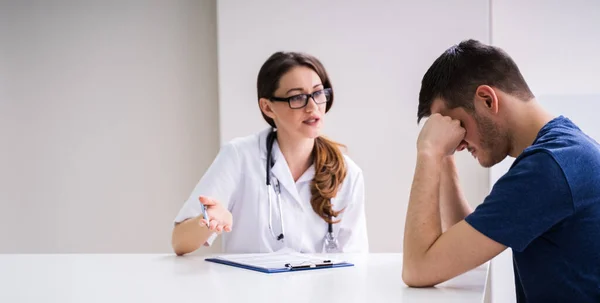 Dokter Perempuan Menempa Depresi Pasien Duduk Pada Meja — Stok Foto