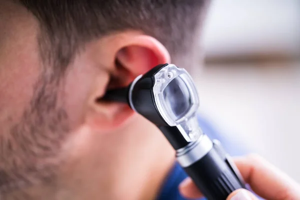 Gros Plan Une Femme Médecin Examinant Oreille Patient Avec Otoscope — Photo