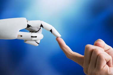 Beyaz arka plan üzerinde robot parmağı dokunmadan işadamının parmak Close-Up