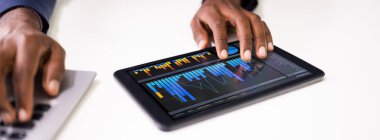 İşyerinde Dijital Dizüstü Bilgisayarda İşadamı Nın El Analiz Grafiğinin Yakın Çekim