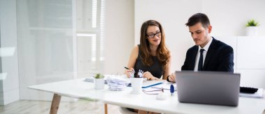 Fatura hesap makinesi ile hesaplama iki genç iş adamları