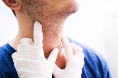 Tiroid bezinin performans gösteren fiziksel sınav palpasyonla doktor