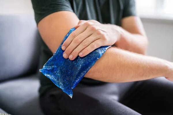 Hombre Usando Paquete Gel Hielo Brazo Lesionado — Foto de Stock