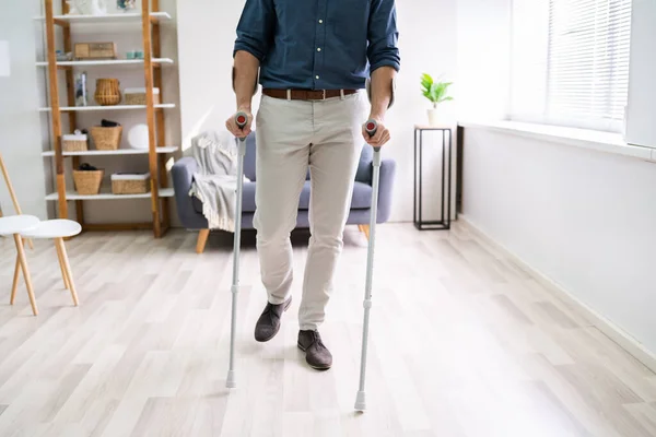 Hombre Discapacitado Usando Muletas Para Caminar Casa — Foto de Stock