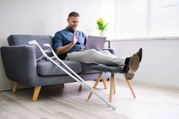 Man Med Benskada Sitter Soffan Med Hjälp Laptop — Stockfoto