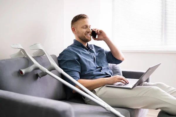 Hombre Con Lesión Pierna Sentado Sofá Usando Ordenador Portátil —  Fotos de Stock