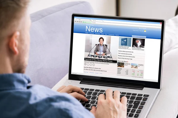 Man Reading News Sito Web Sullo Schermo Del Computer — Foto Stock