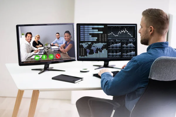 Nézet Hátulról Üzletember Videokonferencia Számítógép Íróasztal Hivatalban — Stock Fotó