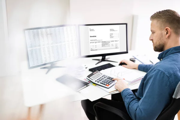 Jungunternehmer Berechnet Rechnung Mit Computer Und Laptop Auf Dem Schreibtisch — Stockfoto