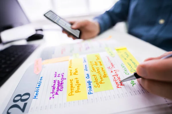 Nahaufnahme Eines Geschäftsmannes Der Mit Stift Seinen Terminkalender Tagebuch Führt — Stockfoto