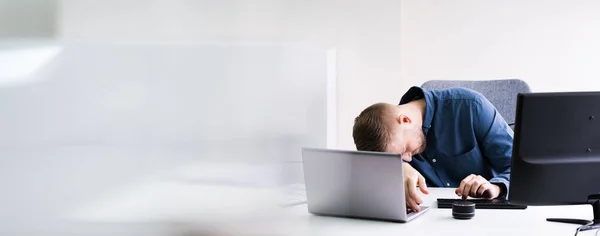 Porträtt Överarbetad Affärsman Avslappna Vid Office Desk — Stockfoto