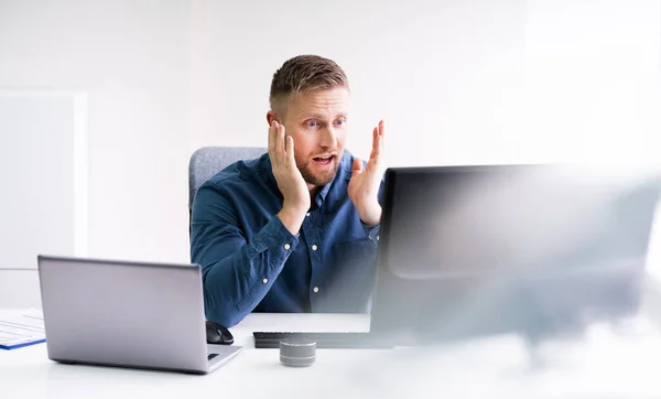 Gestresste Jonge Zakenman Zit Aan Het Bureau — Stockfoto