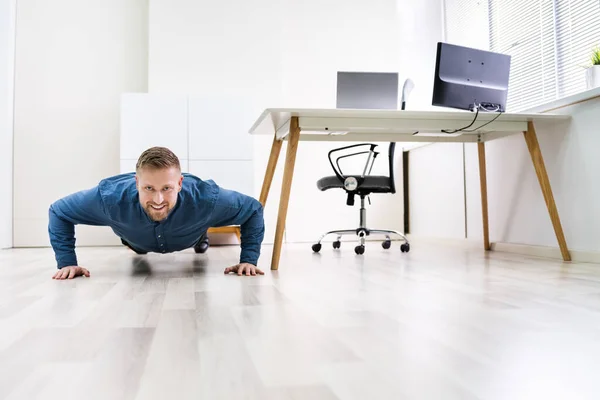 Επιχειρηματίας Κάνει Ώθησης Στο Πάτωμα Σκληρού Ξύλου Στο Γραφείο — Φωτογραφία Αρχείου