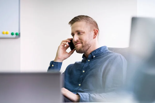 Glimlachende Zakenman Zoek Naar Weg Tijdens Het Communiceren Mobiele Telefoon — Stockfoto