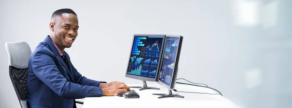 Närbild Affärsmans Hand Analysera Diagram Datorn Arbetsplatsen — Stockfoto