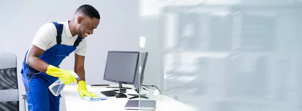 Junge Männliche Hausmädchen Reinigen Glasschreibtisch Mit Staubwedel Büro — Stockfoto