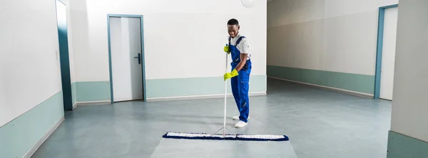 Homem Com Esfregão Piso Molhado Sinal — Fotografia de Stock