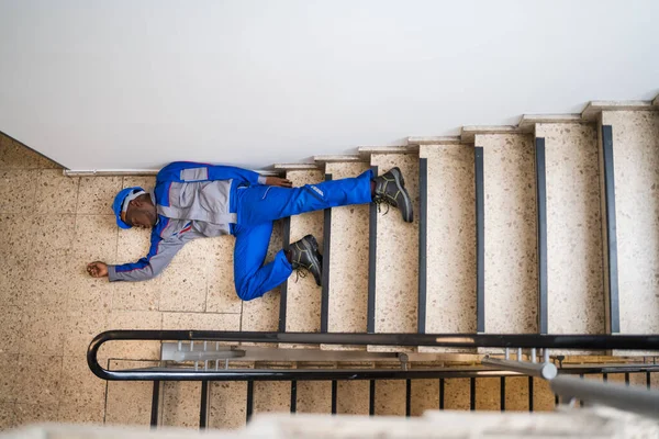 Inconsciente Handyman Deitado Escada Com Capacete Chão — Fotografia de Stock
