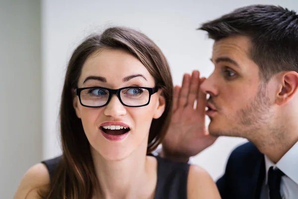 Großaufnahme Eines Geschäftsmannes Der Der Partnerin Ins Ohr Flüstert — Stockfoto