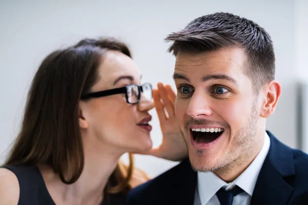 Porträtt Lycklig Kvinna Whispering Hemlighet Eller Intressant Skvaller Till Stilig — Stockfoto