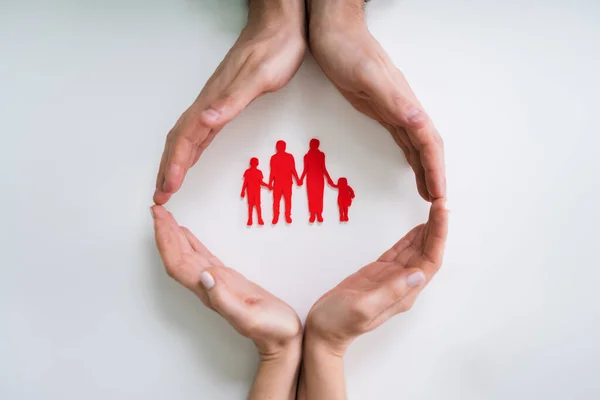 Close Mão Casal Protegendo Figuras Recorte Família Vermelha — Fotografia de Stock