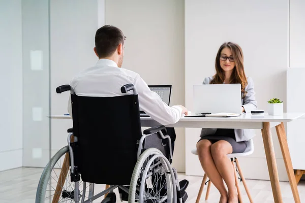 Deux Jeunes Hommes Affaires Travaillant Sur Ordinateur Portable Sur Lieu — Photo