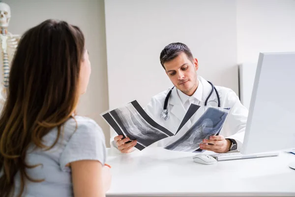 Arzt Diskutiert Mit Patient Über Füße Röntgen — Stockfoto