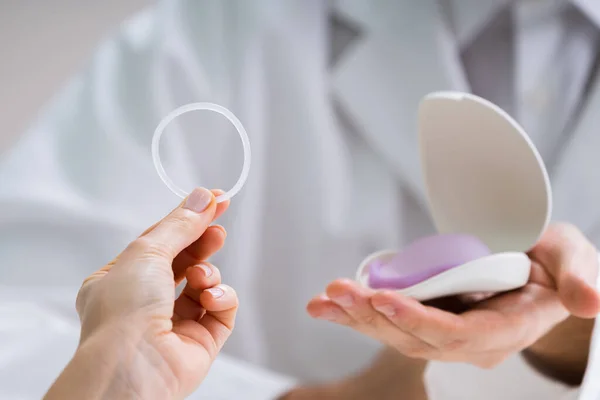 Gynaecoloog Toont Anticonceptie Ring Aan Vrouw Uitleggen Van Anticonceptie Geboortebeperking — Stockfoto