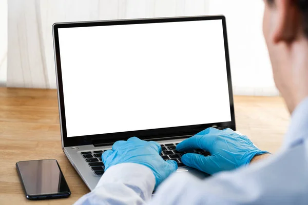 Mann Mit Handschuhen Schützt Sich Vor Coronavirus Typisierung Auf Computer — Stockfoto