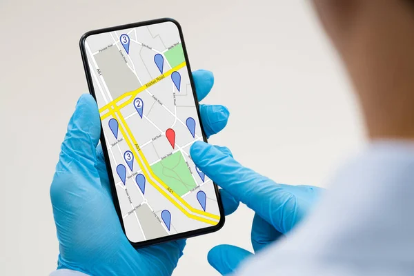 Persoon Coronavirus Quarantaine Gps Navigatiekaart Gebruiken Mobiele Telefoon — Stockfoto