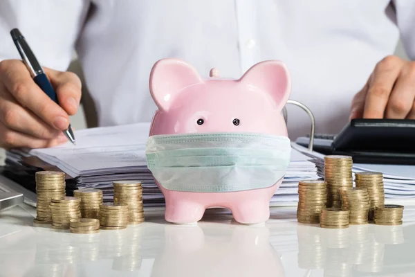 Piggybank Con Máscara Facial Durante Pandemia Del Coronavirus Cerca Del — Foto de Stock