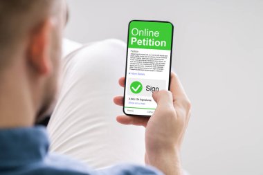 Çevrimiçi Dilekçe Formuna Bakan Adam Akıllı Telefon 'da