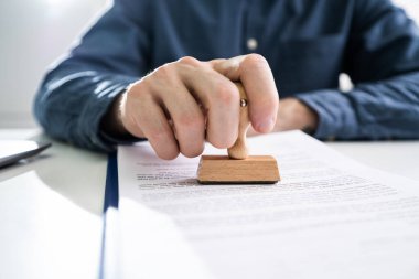 Yakın çekim kişi el Stamper belgeyle onaylanan metin kullanma