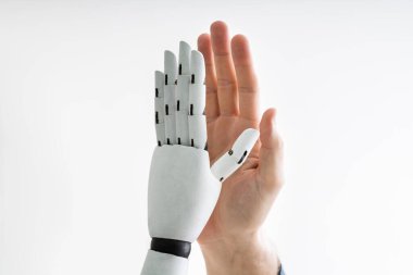 Robot ve Adam 'ın Gri Arkaplanda Çak Beşlik Yapışının Yakın Çekimi