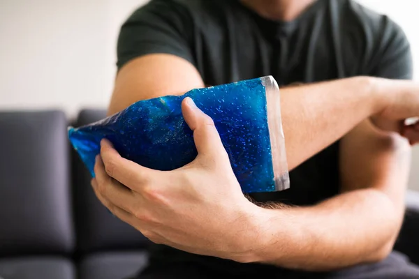 Людина Використовує Ice Gel Pack Травмованій Руці — стокове фото