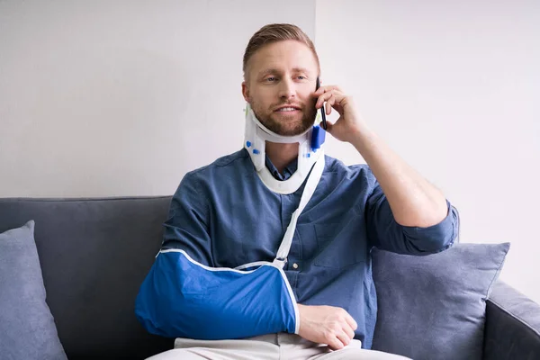 Young Man Fractured Hand Sitting Sofa Talking Mobile Phone — Stock Photo, Image