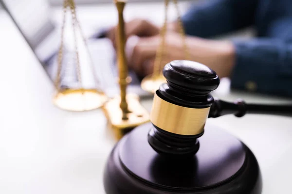 Close Gavel Justiça Escala Frente Juiz Usando Laptop — Fotografia de Stock