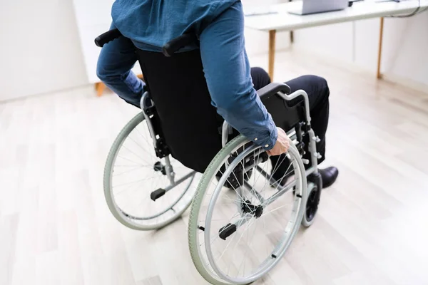 Крупный План Бизнесмена Сидящего Инвалидной Коляске Офисе — стоковое фото