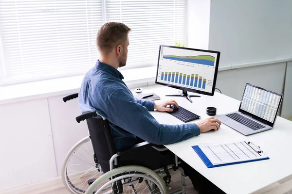 残疾商人坐在轮椅上 在办公室使用电脑 — 图库照片