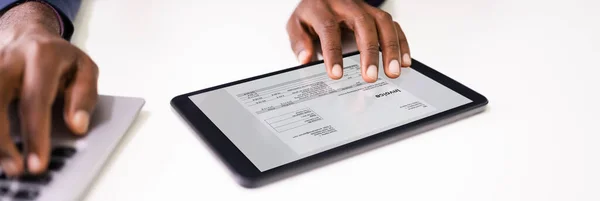 Close Van Een Ondernemer Hand Analyseren Van Bill Digitale Tablet — Stockfoto