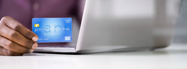 Чоловік Сидить Ноутбуком Кредитною Карткою Покупки Онлайн — стокове фото
